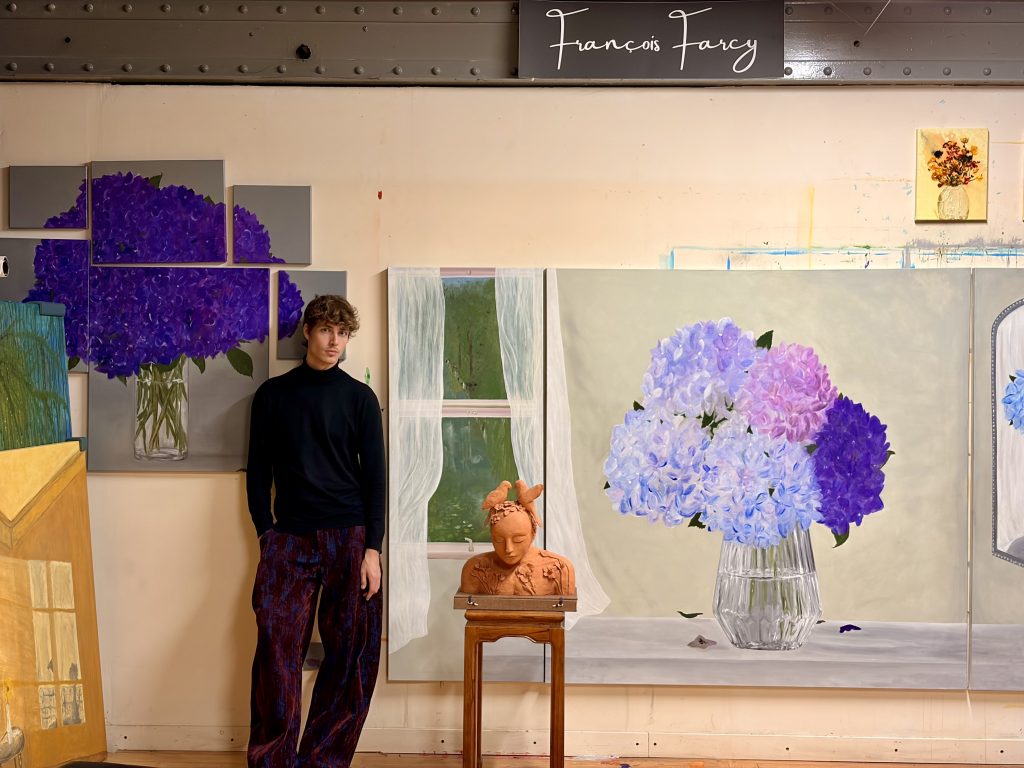 François Farcy dans son atelier avec quelques-unes de ses peintures