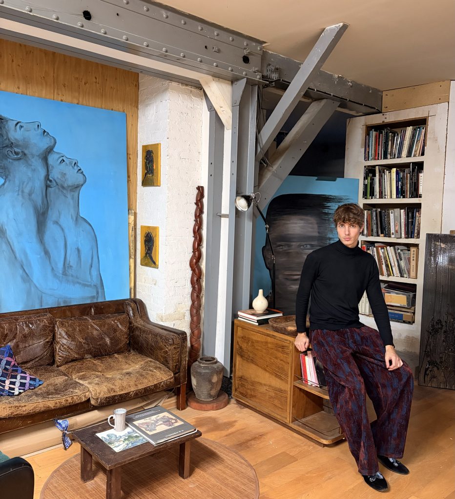 François Farcy dans son atelier avec quelques-unes de ses peintures bleues