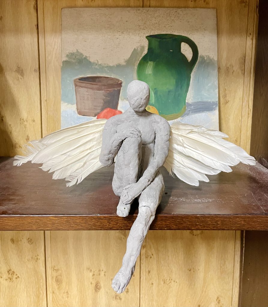 Sculpture d'ange de François Farcy à l'intérieur de son atelier